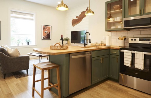Green Lake Apartment | New & Charming 2 Bedroom Apartment