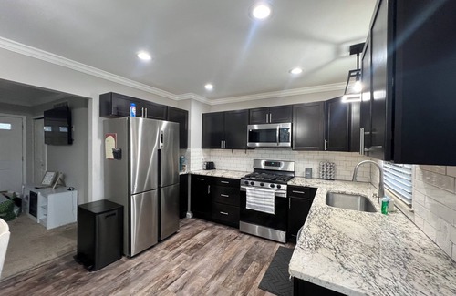 Canton House | New-Charming 3-bedroom house with SMART TVs, WiFi in fabulous Canton