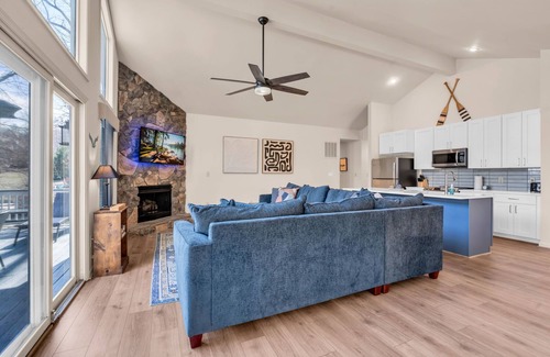 Bumpass House | NEW! CHARMING & COZY! Lakefront Hideaway: Jazzcui, Beach, Water Toys & More!