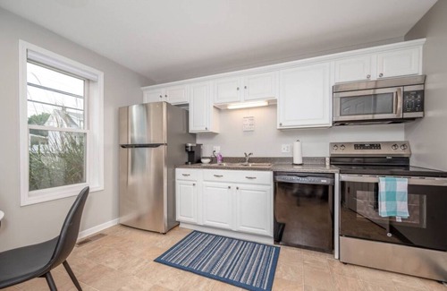 Cuyahoga Falls House | NEW! Clean & Remodeled Home in Cuyahoga Falls! Right by the National Parks!