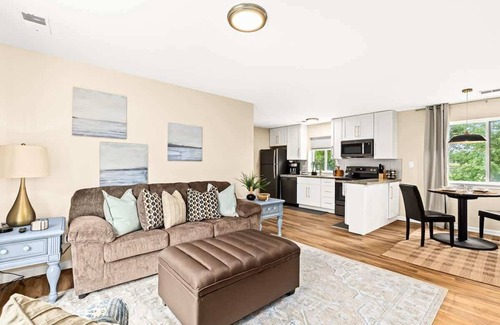 Roseville Apartment | New! Comfortable 1BR Upper Flat, Roseville Downtown