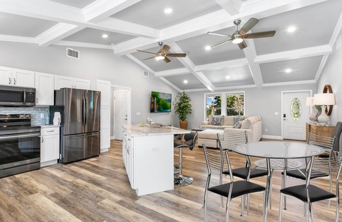 Hobe Sound House | New Construction- Hot Tub - 1.3m to Beach, 2 KING Beds.