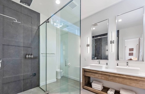 Shorewood-Tower Hills-Harbert House | New Construction Sawyer getaway. Hot Tub. Heated POOL OPEN!
