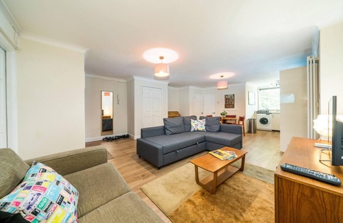 Kew Apartment | NEW Cosy 1BD Flat close to Kew Gardens Richmond