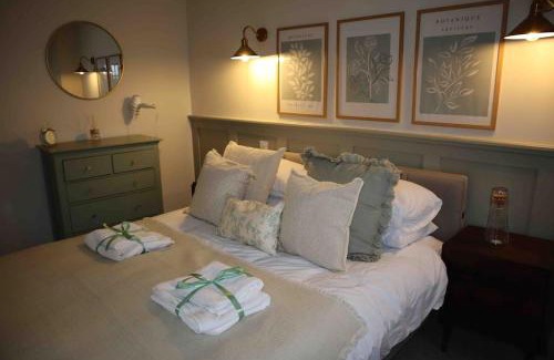 Northampton House | NEW Country Cottage with log fire & parking