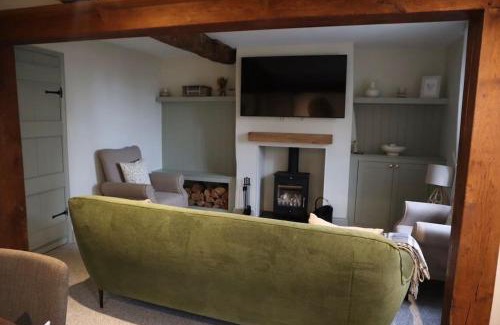 Northampton House | NEW Country Cottage with log fire & parking
