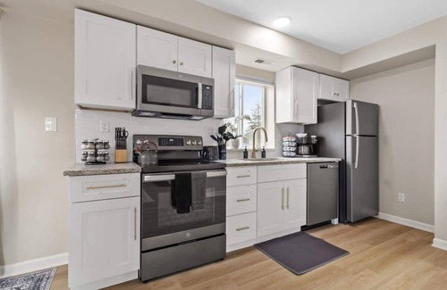 Roseville Apartment | NEW! Cozy 1BR Flat w/King Bed & Workspace