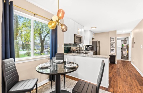 Roseville Apartment | New! Cozy 1BR Upper Flat Near Roseville Downtown