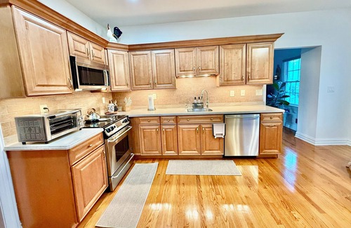 Mountainside House | New Cozy pristine home in Mountainside NJ, Mins to NYC free coffee, Smart Tvs +