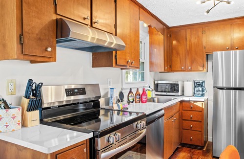 Luray Cabin | NEW Cozy Secluded Mountain Cabin: Hot Tub with Views, Pets OK, Firepit & Smores