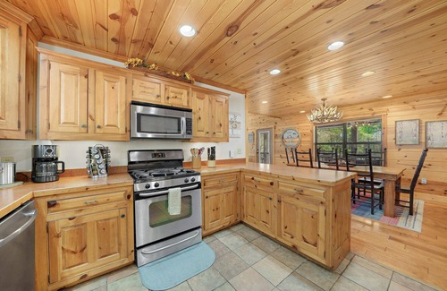 Broken Bow Cabin | New! Creekside Cabin w/Spa + Views, Sleeps 12!