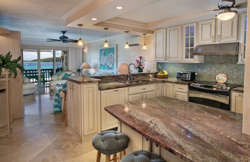 Nazareth Condo | New "CUSTOM" renovation. Beachfront and restaurants 10% off East End Restaurants