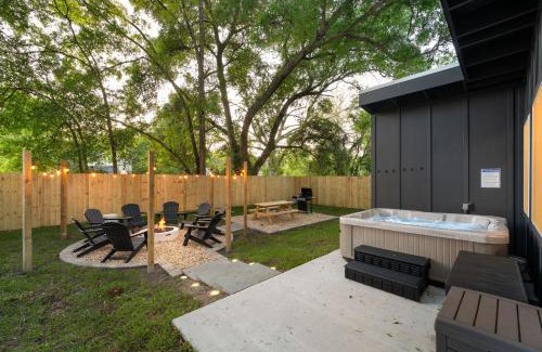 St. Augustine House | New-Dog Friendly,Hot Tub, Fire-pit, 1 mile to DTWN