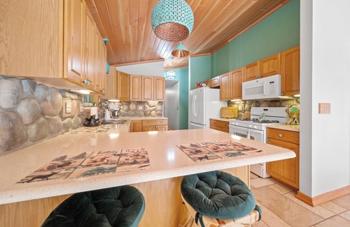 St. Helen House | NEW Dog Friendly Lakefront With Acreage