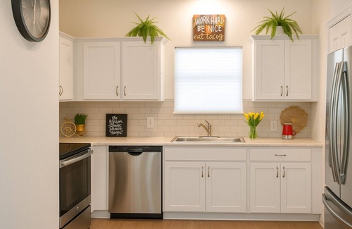 Eastside Promise Neighborhood House | New! Downtown SA 3BR Sleeps 8 Arcade Parking 20% Off