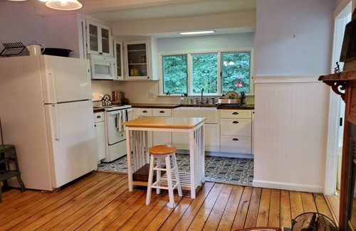 Union Dale House | New Elk Mtn Listing: Cozy family ski house - 2 min from Elk!
