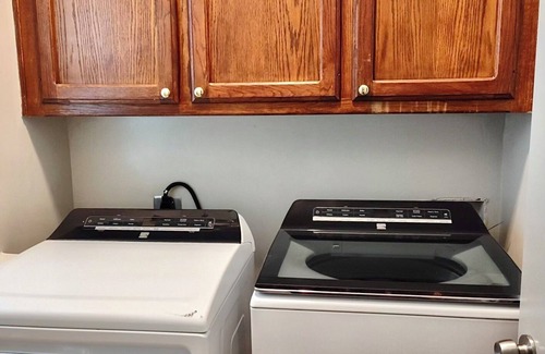 Broadmoor House | NEW Fabulous, Cozy Home, 3bed, Workspace, Jetted tub, near LSU