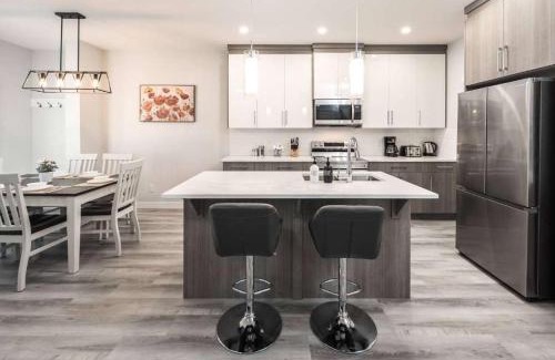 Lynnwood Ridge House | NEW Family 3BR w Yard, Sleeps 8! FREE Banff Pass, Wine, Netflix, Parking! Large Group OPTION!