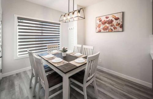 Lynnwood Ridge House | NEW Family 3BR w Yard, Sleeps 8! FREE Banff Pass, Wine, Netflix, Parking! Large Group OPTION!