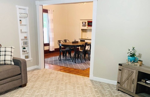 Cunningham House | *NEW*Farmhouse Getaway- Located between Pratt & Kingman easy access to HWY 54