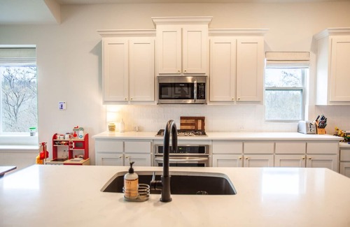 Benbrook House | New Farmhouse-Modern Home Close to Everything and pet friendly!