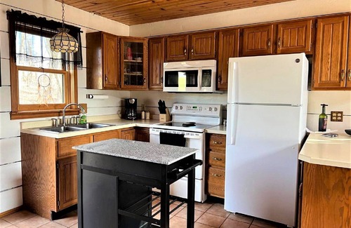 De Soto Cabin | NEW! GRAND VIEW - Rustic Ridge Chalet, hot tub, river view, privacy