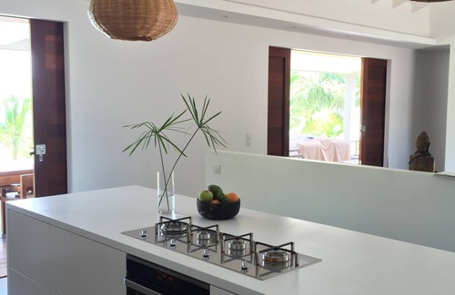 Cul de Sac Villa | New! Great Beachfront Villa . an exceptional site!