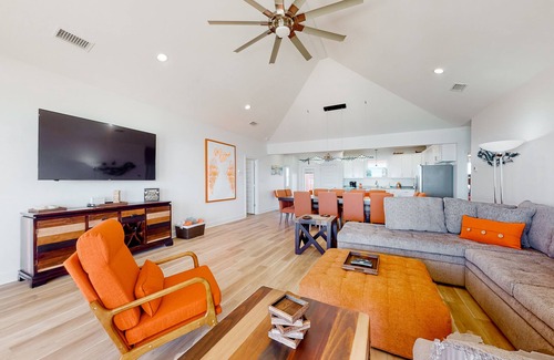 Dauphin Island House | New Gulf front home with vast deck, heated saltwater pool & views - dog-friendly