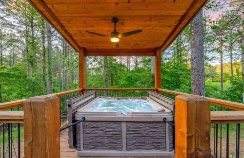 Broken Bow House | New HGTV Cabin: Hot Tub BBQ Firepit Sleeps 10