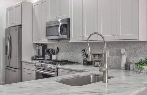 Hillsboro West End House | New! Hillsboro Village, Walkable, Luxury, 8 beds, Private Rooftop, Free Parking