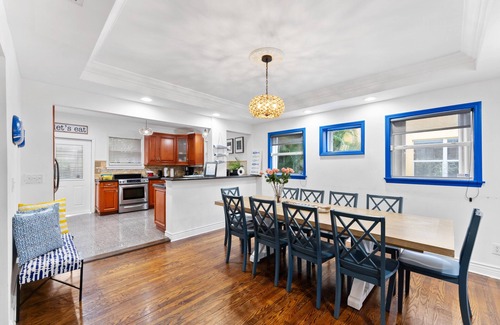 Parker Ridge House | NEW! Historic Estate-Heated Pool - Two Guest Houses - Sleep16 - NEAR EVERYTHING