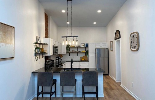 California Apartment | New! Historic & Renovated 3BR Riverside Suite