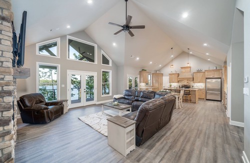 Rockwell House | New Hot Springs Lakehouse with Double Stall Dock & Boat for Rent!