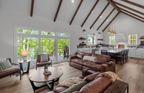 Southmont House | NEW HOUSE! 5 Bedroom-Pet Friendly-High Rock Lakefront Luxury in charming Denton