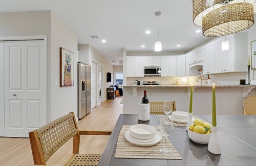 Stuart House | New House, Downtown Stuart! 10 minutes to Beach. Family & Pet Friendly, Laundry