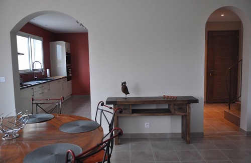 Camaret-sur-Aigues Villa | New house with heated private pool