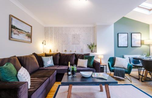 Northwich House | NEW! Incredible Home In Northwich By 53 Degrees Property, Perfect For Groups, FREE Parking!