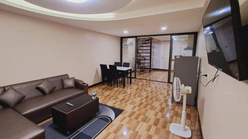 Ratchathewi House | NEW! KG home 3 Bedrooms/Free Wi-Fi