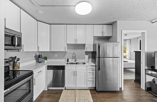 Downtown Des Moines Apartment | New King Bed | Free Parking | Onsite Gym | Wifi