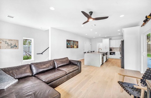 Point Venture House | New! Lake Travis Retreat w/Pool, Views & Outdoor Kitchen. Perfect for families