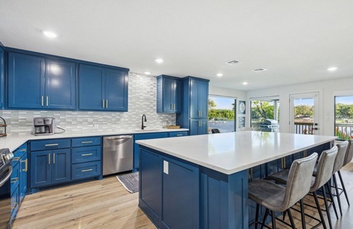 Carolyn Estates House | New Lakefront House on Calm Cove- Big Groups & Families + Kayaks & SUPs πΆβοΈ