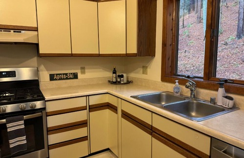 Pittsfield House | NEW! Large 5-bedroom family-friendly home with WiFi and office