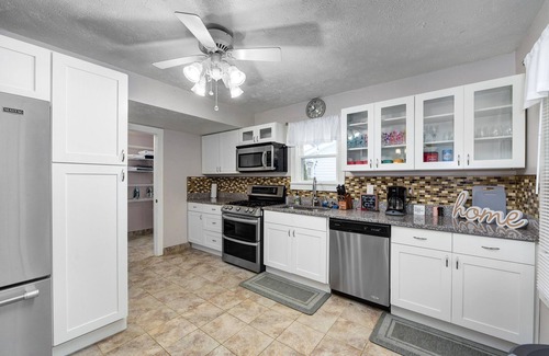 Detroit - Shoreway House | NEW!Large & Luxurious-OH City W-Hottub+Pooltable
