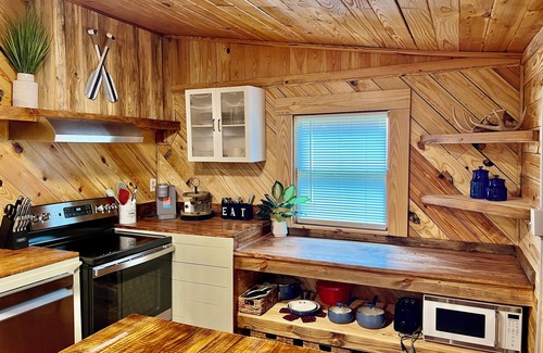 Crane Hill Cabin | “NEW LISTING” 3-bedroom beautiful lodge cabin 20min from Smith Lake Park