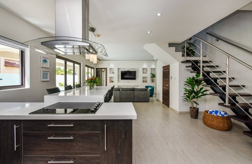 Gold Coast House | *NEW LISTING* - 3BR Luxury Villa with Private Pool
