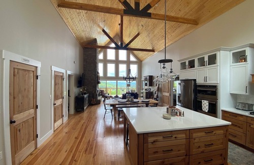 Lexington House | NEW LISTING! 8 miles from VMI & W&L 5 bedroom house with VIEWS of House mountain