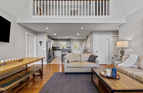 Crane Hill House | NEW LISTING Beautiful Lake Front Home on Smith Lake. Year Round Water!