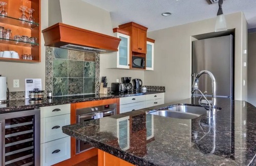 Cougar Creek Condo | New Listing ! Bright Corner 3BR Condo ✻ Family Friendly ✻ Park Pass