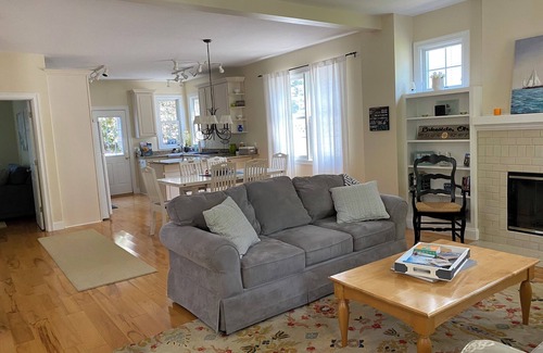 Lakeside House | New Listing! Charming 4-bedroom house near the Lakeside pool & pickleball courts