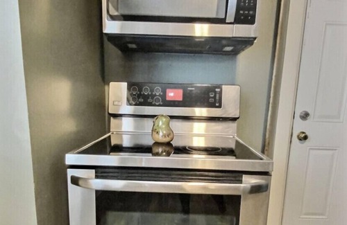 York House | New listing “City Splendor” -Cheerful 4BDR 2BA York City home